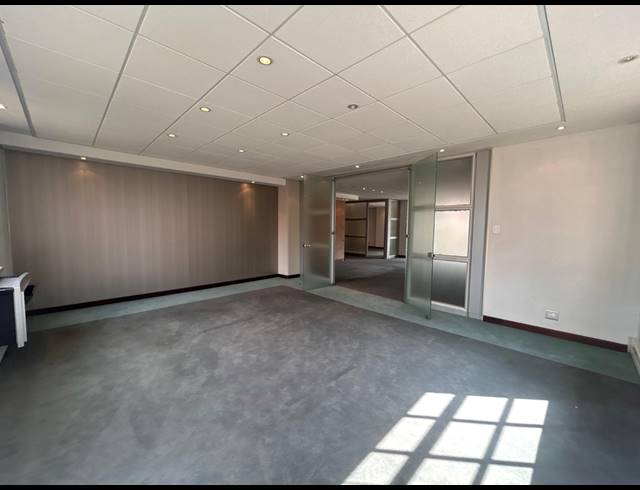 427M² OFFICE TO LET IN LYME PARK